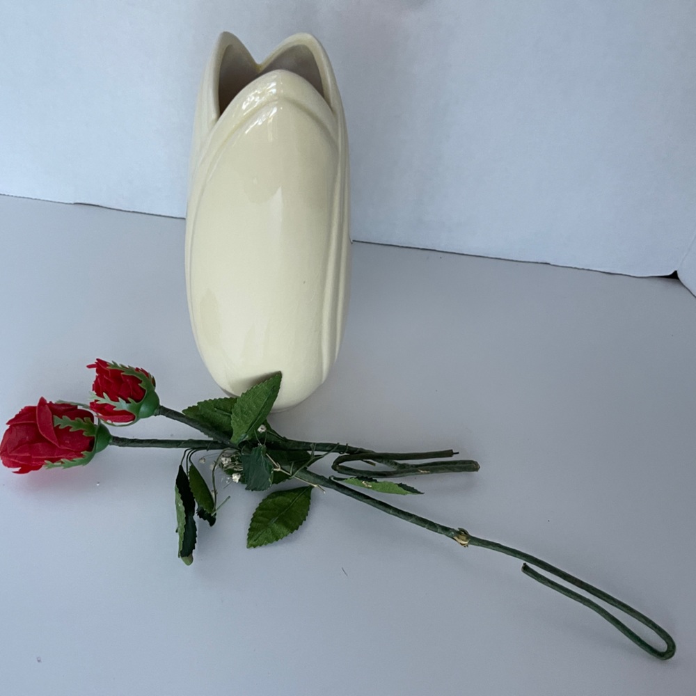 Bud Vase with Artificial Roses - Picture 4 of 6